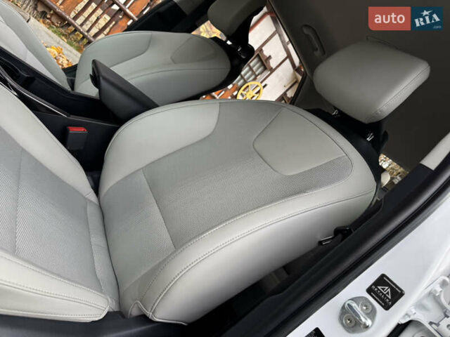Білий Кіа Niro, об'ємом двигуна 0 л та пробігом 85 тис. км за 26899 $, фото 106 на Automoto.ua