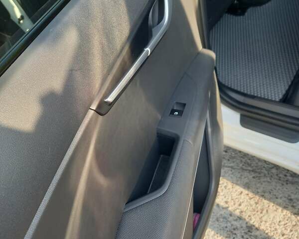 Белый Киа Niro, объемом двигателя 0 л и пробегом 77 тыс. км за 24000 $, фото 14 на Automoto.ua