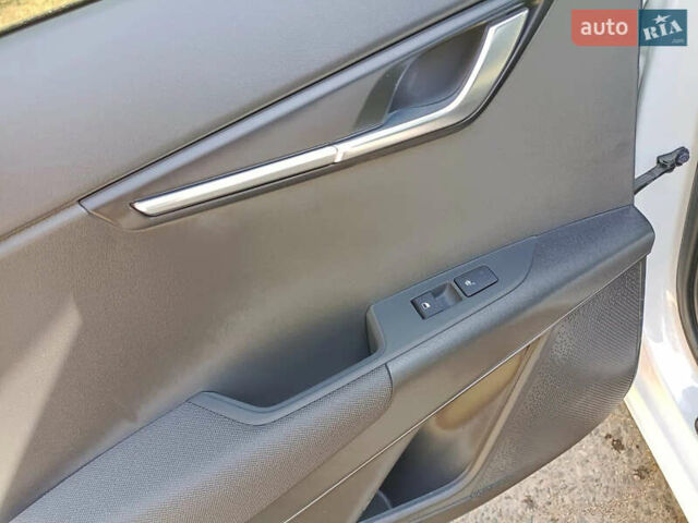 Белый Киа Niro, объемом двигателя 0 л и пробегом 64 тыс. км за 22000 $, фото 8 на Automoto.ua