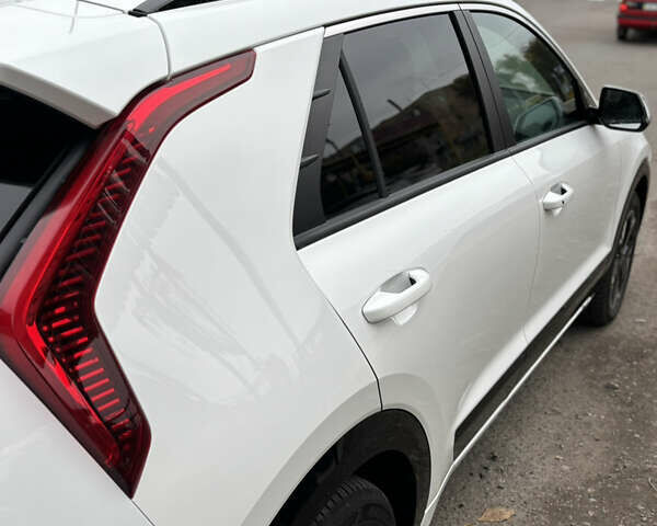 Киа Niro 2023 в Черкассах на Automoto.ua Белый Киа Niro, объемом двигателя 0 л и пробегом 81 тыс. км за 27400 $, фото 15 на Automoto.ua