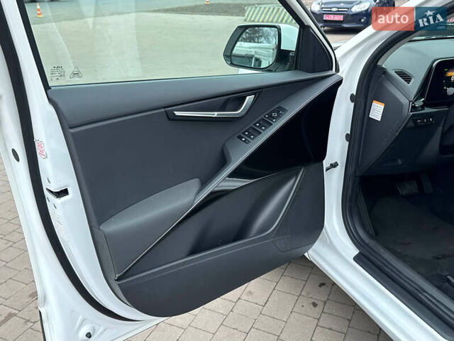 Білий Кіа Niro, об'ємом двигуна 0 л та пробігом 49 тис. км за 21500 $, фото 27 на Automoto.ua