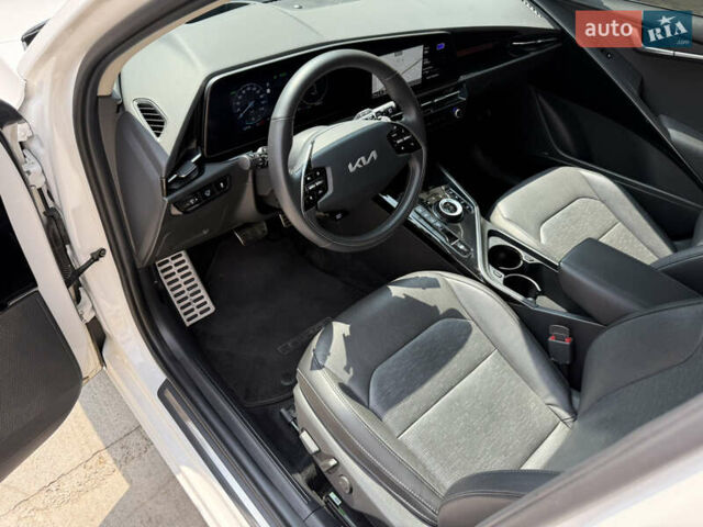 Киа Niro 2023 в Умани на Automoto.ua Белый Киа Niro, объемом двигателя 0 л и пробегом 83 тыс. км за 24600 $, фото 48 на Automoto.ua