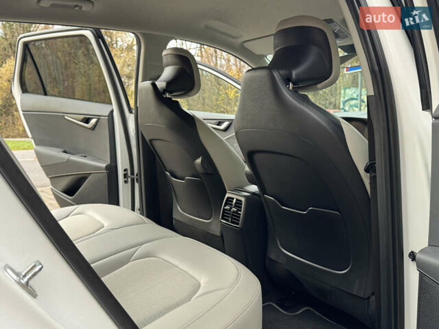 Білий Кіа Niro, об'ємом двигуна 0 л та пробігом 85 тис. км за 26899 $, фото 174 на Automoto.ua