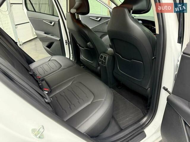 Белый Киа Niro, объемом двигателя 0 л и пробегом 44 тыс. км за 29759 $, фото 28 на Automoto.ua