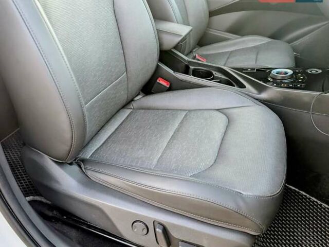 Білий Кіа Niro, об'ємом двигуна 0 л та пробігом 48 тис. км за 24999 $, фото 14 на Automoto.ua