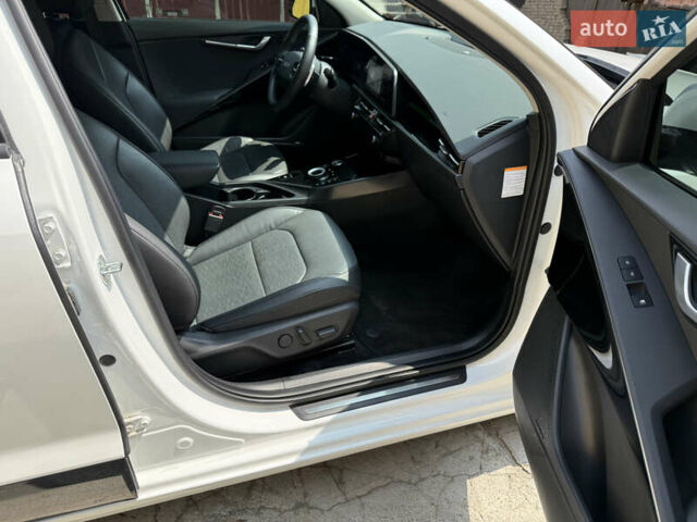 Киа Niro 2023 в Умани на Automoto.ua Белый Киа Niro, объемом двигателя 0 л и пробегом 83 тыс. км за 24600 $, фото 31 на Automoto.ua