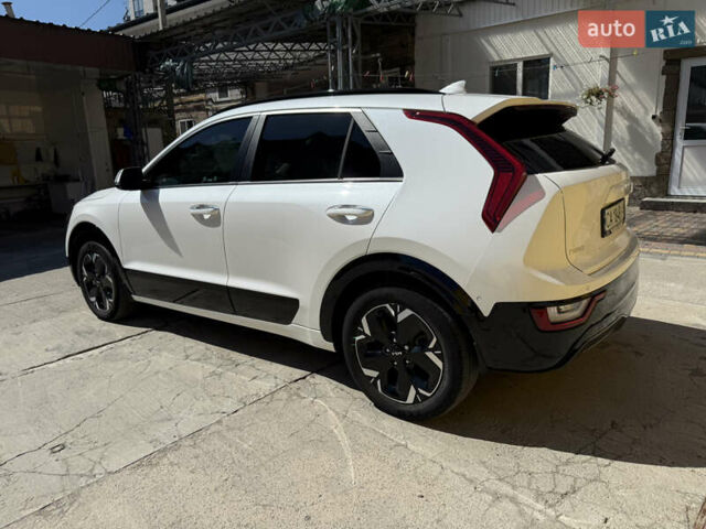 Киа Niro 2023 в Умани на Automoto.ua Белый Киа Niro, объемом двигателя 0 л и пробегом 83 тыс. км за 24600 $, фото 3 на Automoto.ua