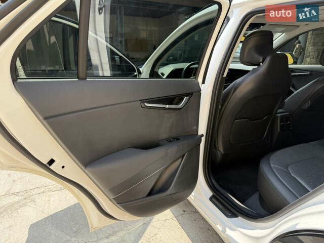 Киа Niro 2023 в Умани на Automoto.ua Белый Киа Niro, объемом двигателя 0 л и пробегом 83 тыс. км за 24600 $, фото 47 на Automoto.ua