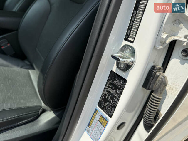 Киа Niro 2023 в Умани на Automoto.ua Белый Киа Niro, объемом двигателя 0 л и пробегом 83 тыс. км за 24600 $, фото 40 на Automoto.ua