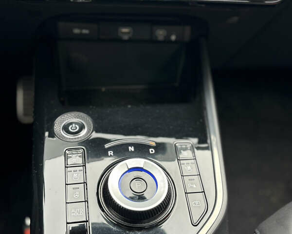 Киа Niro 2023 в Черкассах на Automoto.ua Белый Киа Niro, объемом двигателя 0 л и пробегом 81 тыс. км за 27400 $, фото 12 на Automoto.ua