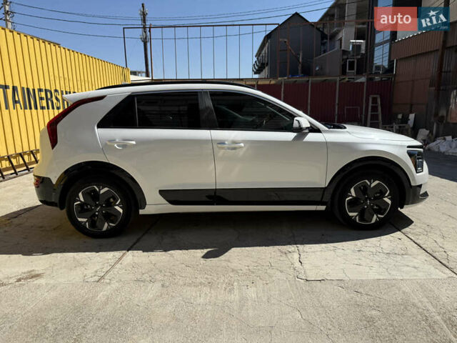 Киа Niro 2023 в Умани на Automoto.ua Белый Киа Niro, объемом двигателя 0 л и пробегом 83 тыс. км за 24600 $, фото 80 на Automoto.ua