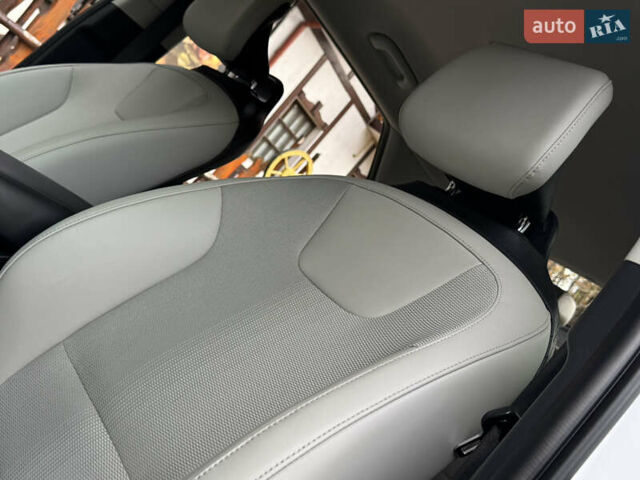 Білий Кіа Niro, об'ємом двигуна 0 л та пробігом 85 тис. км за 26899 $, фото 107 на Automoto.ua