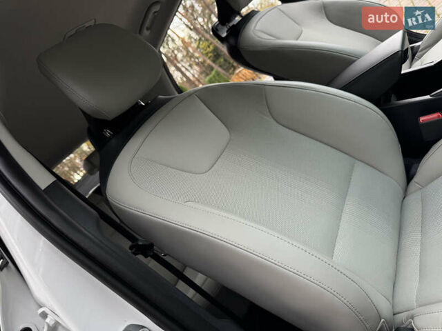 Білий Кіа Niro, об'ємом двигуна 0 л та пробігом 85 тис. км за 26899 $, фото 151 на Automoto.ua