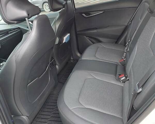 Білий Кіа Niro, об'ємом двигуна 0 л та пробігом 17 тис. км за 32000 $, фото 8 на Automoto.ua