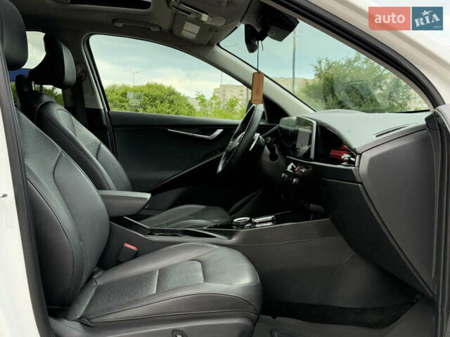 Киа Niro 2023 в Дрогобыче на Automoto.ua Белый Киа Niro, объемом двигателя 0 л и пробегом 57 тыс. км за 23850 $, фото 83 на Automoto.ua