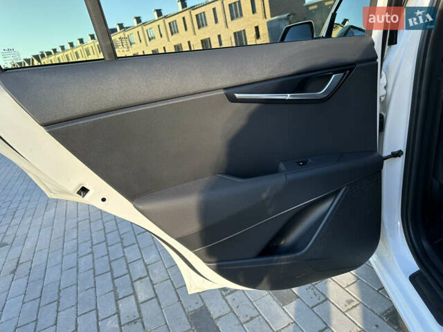 Білий Кіа Niro, об'ємом двигуна 0 л та пробігом 5 тис. км за 27980 $, фото 50 на Automoto.ua