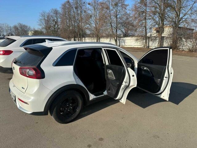 Белый Киа Niro, объемом двигателя 1.6 л и пробегом 120 тыс. км за 16000 $, фото 4 на Automoto.ua