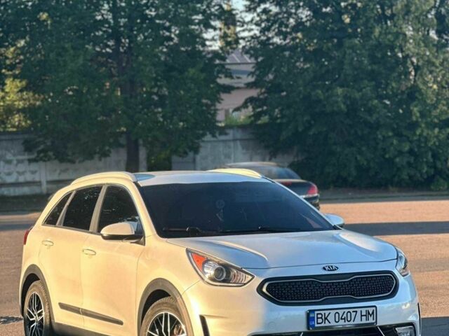 Белый Киа Niro, объемом двигателя 1.6 л и пробегом 120 тыс. км за 16000 $, фото 1 на Automoto.ua