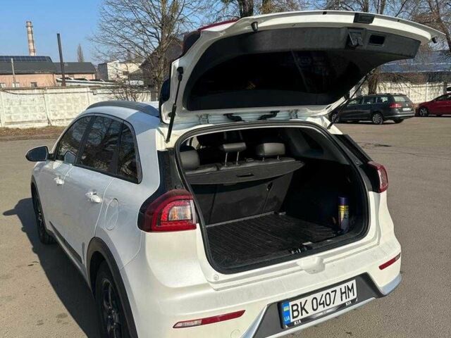 Белый Киа Niro, объемом двигателя 1.6 л и пробегом 120 тыс. км за 16000 $, фото 5 на Automoto.ua