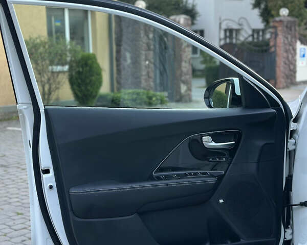 Бежевый Киа Niro, объемом двигателя 0 л и пробегом 120 тыс. км за 20400 $, фото 24 на Automoto.ua
