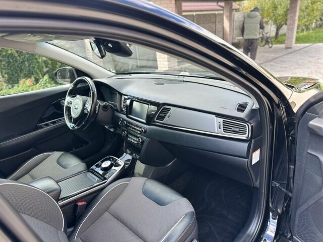 Чорний Кіа Niro, об'ємом двигуна 0 л та пробігом 108 тис. км за 15900 $, фото 3 на Automoto.ua