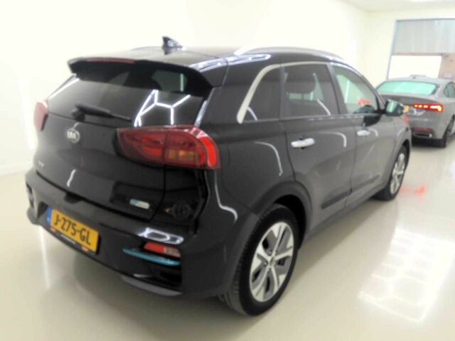 Чорний Кіа Niro, об'ємом двигуна 0 л та пробігом 122 тис. км за 18300 $, фото 3 на Automoto.ua