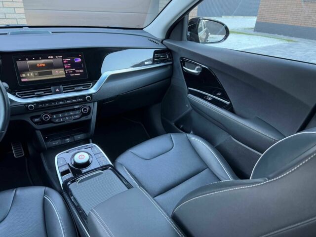 Чорний Кіа Niro, об'ємом двигуна 0 л та пробігом 94 тис. км за 20999 $, фото 10 на Automoto.ua