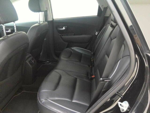 Чорний Кіа Niro, об'ємом двигуна 0 л та пробігом 122 тис. км за 18300 $, фото 5 на Automoto.ua