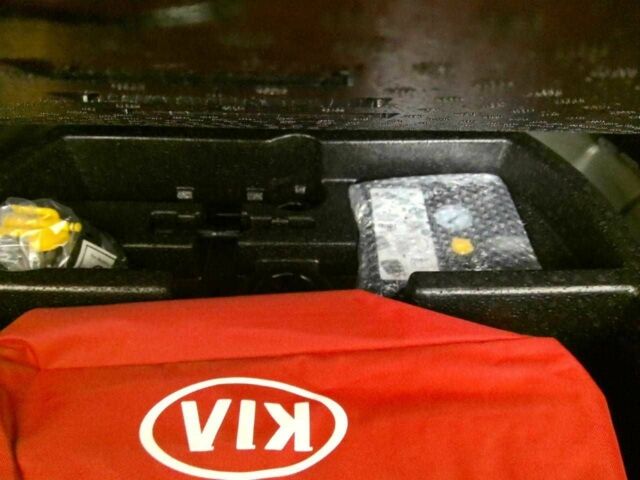 Чорний Кіа Niro, об'ємом двигуна 0 л та пробігом 122 тис. км за 18300 $, фото 11 на Automoto.ua