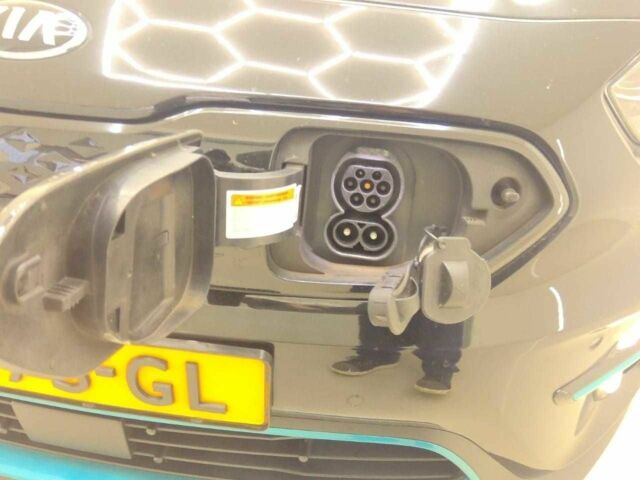 Чорний Кіа Niro, об'ємом двигуна 0 л та пробігом 122 тис. км за 18300 $, фото 19 на Automoto.ua