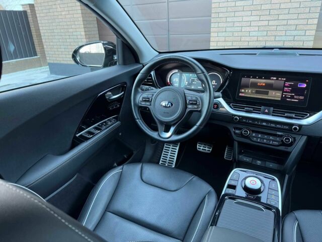 Чорний Кіа Niro, об'ємом двигуна 0 л та пробігом 94 тис. км за 20999 $, фото 9 на Automoto.ua