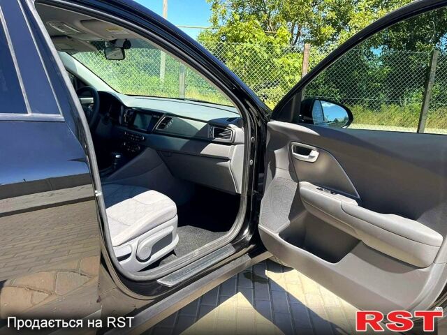Чорний Кіа Niro, об'ємом двигуна 1.6 л та пробігом 137 тис. км за 15000 $, фото 4 на Automoto.ua