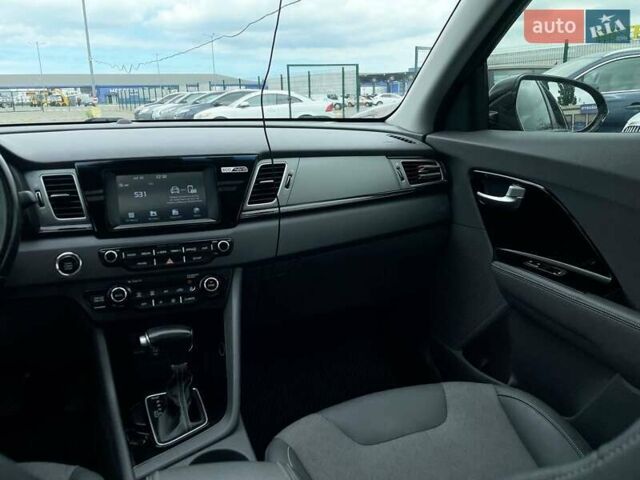 Черный Киа Niro, объемом двигателя 1.58 л и пробегом 87 тыс. км за 16999 $, фото 16 на Automoto.ua