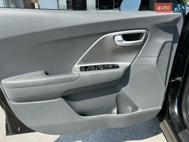 Чорний Кіа Niro, об'ємом двигуна 1.58 л та пробігом 206 тис. км за 15800 $, фото 6 на Automoto.ua