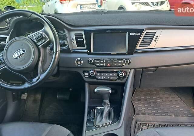 Чорний Кіа Niro, об'ємом двигуна 1.58 л та пробігом 84 тис. км за 16500 $, фото 7 на Automoto.ua