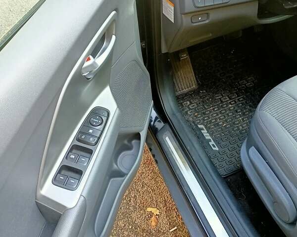 Чорний Кіа Niro, об'ємом двигуна 1.58 л та пробігом 146 тис. км за 15600 $, фото 17 на Automoto.ua