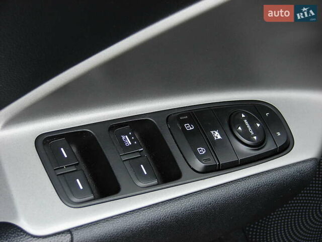 Черный Киа Niro, объемом двигателя 1.6 л и пробегом 136 тыс. км за 16500 $, фото 14 на Automoto.ua