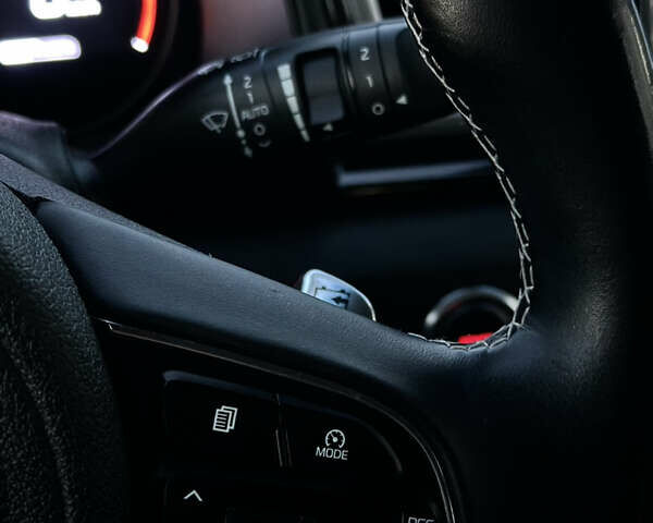 Чорний Кіа Niro, об'ємом двигуна 0 л та пробігом 93 тис. км за 18700 $, фото 56 на Automoto.ua