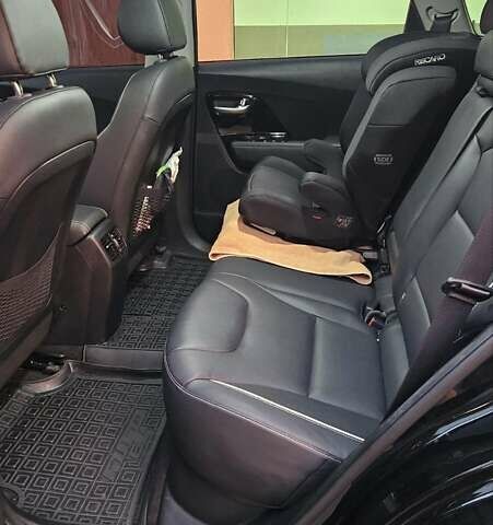 Чорний Кіа Niro, об'ємом двигуна 0 л та пробігом 120 тис. км за 21500 $, фото 14 на Automoto.ua