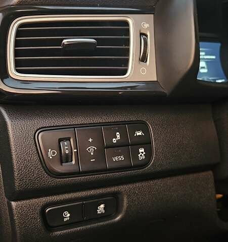 Чорний Кіа Niro, об'ємом двигуна 0 л та пробігом 120 тис. км за 21500 $, фото 5 на Automoto.ua