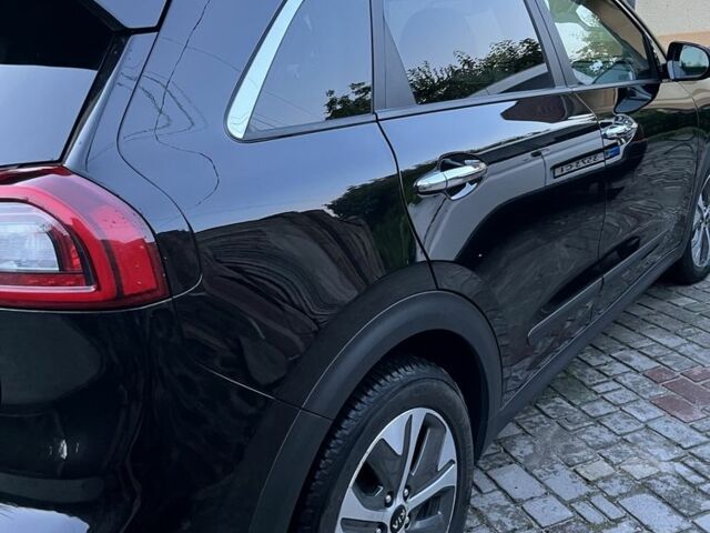 Чорний Кіа Niro, об'ємом двигуна 0 л та пробігом 105 тис. км за 17999 $, фото 2 на Automoto.ua