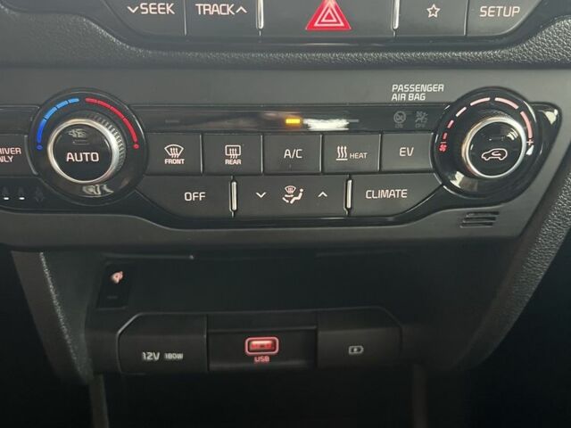 Чорний Кіа Niro, об'ємом двигуна 0 л та пробігом 141 тис. км за 17400 $, фото 2 на Automoto.ua