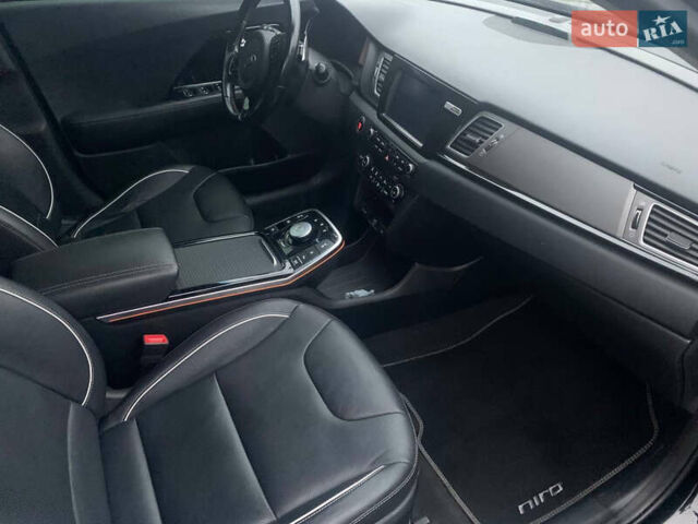 Чорний Кіа Niro, об'ємом двигуна 0 л та пробігом 159 тис. км за 17999 $, фото 5 на Automoto.ua