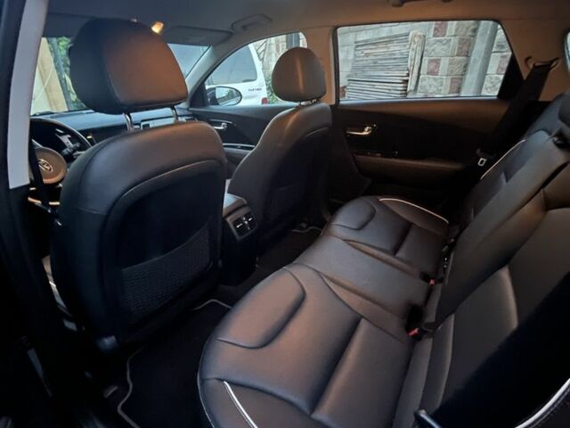 Чорний Кіа Niro, об'ємом двигуна 0 л та пробігом 105 тис. км за 17999 $, фото 7 на Automoto.ua
