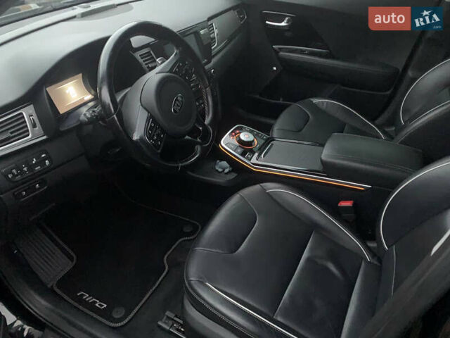 Чорний Кіа Niro, об'ємом двигуна 0 л та пробігом 159 тис. км за 17999 $, фото 4 на Automoto.ua