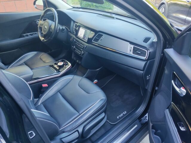 Чорний Кіа Niro, об'ємом двигуна 0 л та пробігом 121 тис. км за 19280 $, фото 4 на Automoto.ua