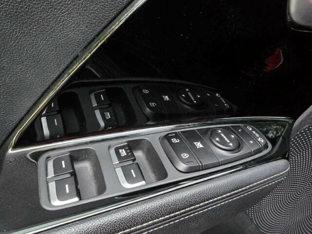 Чорний Кіа Niro, об'ємом двигуна 0 л та пробігом 78 тис. км за 11900 $, фото 8 на Automoto.ua