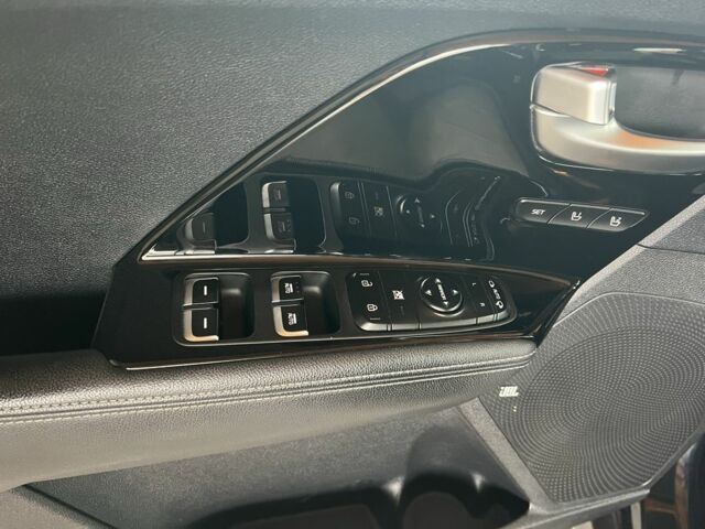 Чорний Кіа Niro, об'ємом двигуна 0 л та пробігом 141 тис. км за 17400 $, фото 5 на Automoto.ua