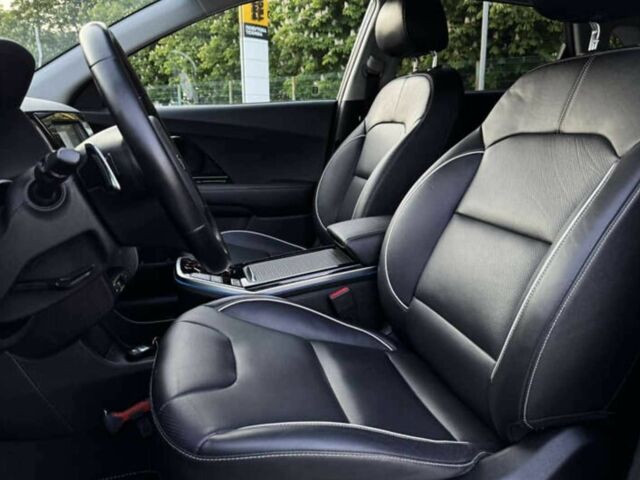 Чорний Кіа Niro, об'ємом двигуна 0 л та пробігом 111 тис. км за 16900 $, фото 5 на Automoto.ua