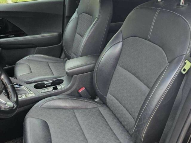 Чорний Кіа Niro, об'ємом двигуна 0 л та пробігом 78 тис. км за 11900 $, фото 5 на Automoto.ua